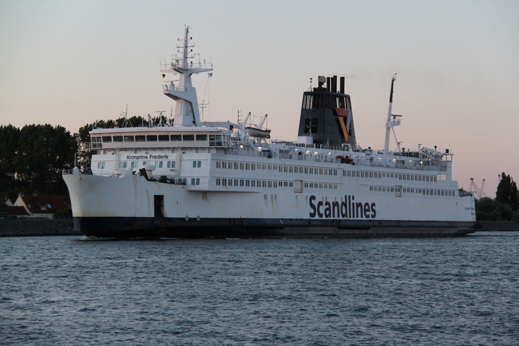 Die Scandlines Fähre Kronprins Frederik auf dem Weg von Rostock-Überseehafen nach Gedser beim Auslaufen in Warnemündende am 11.06.2016 gegen 04:43 Uhr