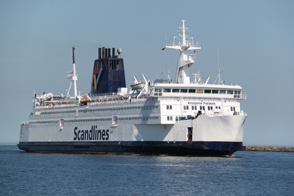 Die Scandlines Fähre Kronprins Frederik auf dem Weg von Gedser nach Rostock-Überseehafen beim Einlaufen in Warnemünde.10.09.2016