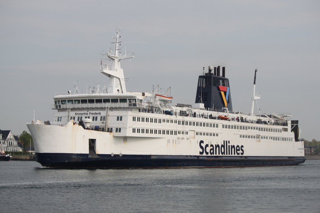 Die Scandlines Fähre Kronprins Frederik auf ihrem Seeweg von Rostock-Überseehafen nach Gedser beim Auslaufen am Nachmittag des 30.04.2019 in Warnemünde.