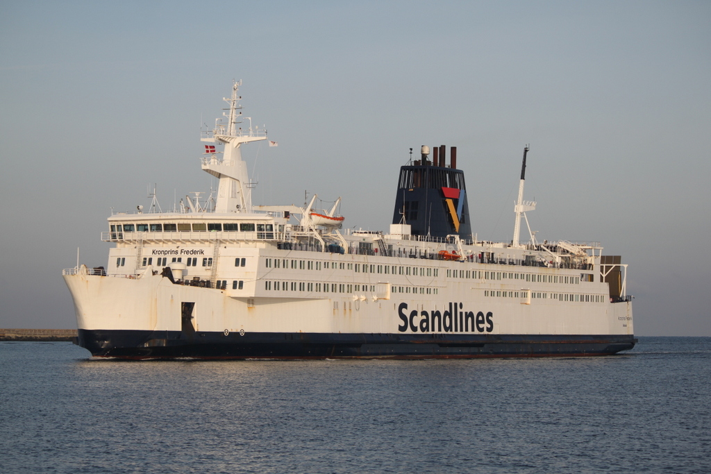 Die Scandlines Fähre Kronprins Frederik auf ihrem Seeweg von Gedser nach Rostock-Überseehafen beim Einlaufen am 31.10.2019 in Warnemünde.