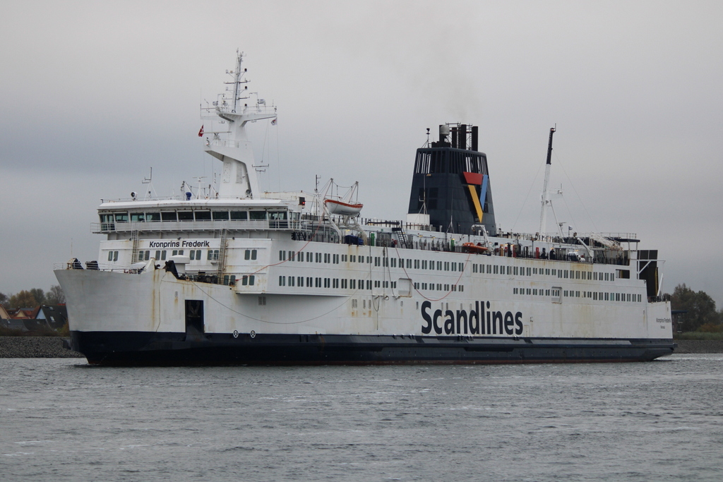 Die Scandlines Fähre KRONPRINS FREDERIK auf ihrem Seeweg von Rostock-Überseehafen nach Gedser beim Auslaufen am Nachmittag des 12.11.2021 in Warnemünde. 