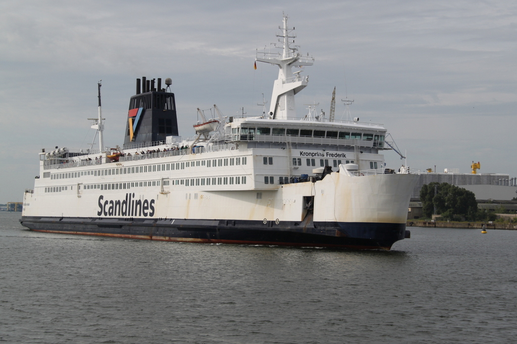 Die Scandlines-Fähre Kronprins Frederik auf dem Weg von Rostock-Überseehafen nach Gedser beim Auslaufen in Warnemünde.10.07.2016