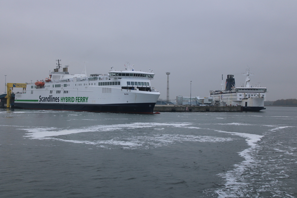 Die Scandlines Fähren BERLIN und KRONPRINS FREDERIK am 13.11.2021 im Rostocker Überseehafen.