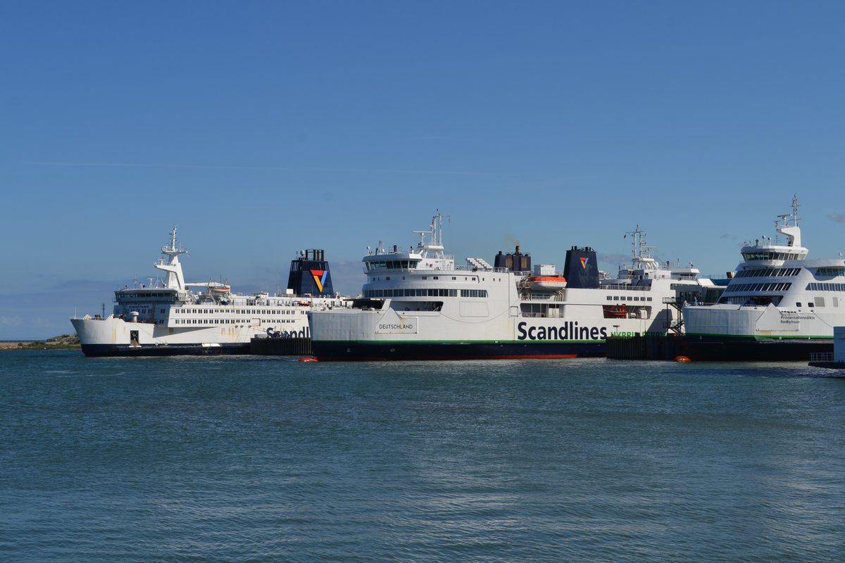 Die Scandlines-Fähren (von links) KRONPRINS FREDERIK, DEUTSCHLAND und PRINSESSE BENEDIKTE im Fährhafen Puttgarden am 25.05.2020.