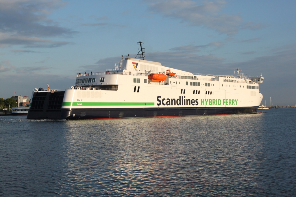 Die Scandlines Hybrid Ferry Berlin auf dem Weg von Rostock-Überseehafen nach Gedser beim Auslaufen um 06:11 Uhr in Warnemünde.22.06.2016