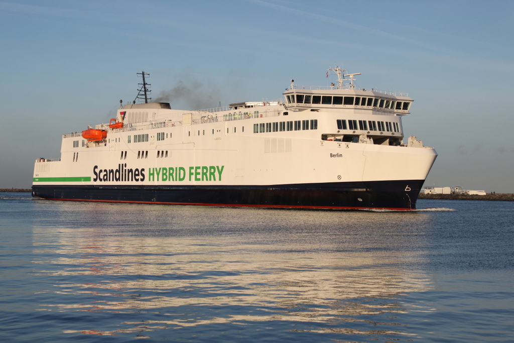 Die Scandlines Hybrid Ferry Berlin auf dem Weg von Gedser nach Rostock-Überseehafen beim Einlaufen in Warnemünde.03.12.2016