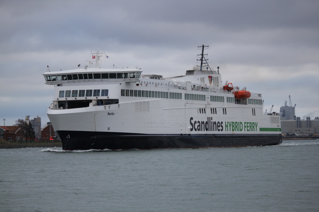Die Scandlines Hybrid Ferry Berlin auf dem Weg von Rostock-Überseehafen nach Gedser beim Auslaufen um 11:16 Uhr in Warnemünde.15.01.2017