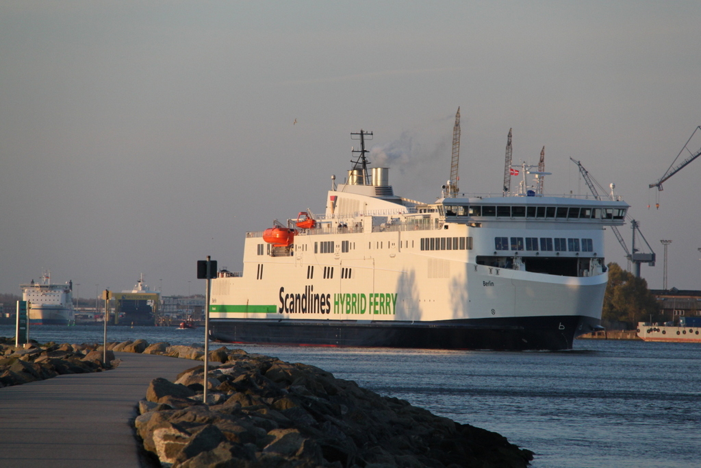 Die Scandlines Hybrid Ferry Berlin auf dem Weg von Rostock-Überseehafen nach Gedser beim Auslaufen in Warnemünde am Morgen des 01.05.2017