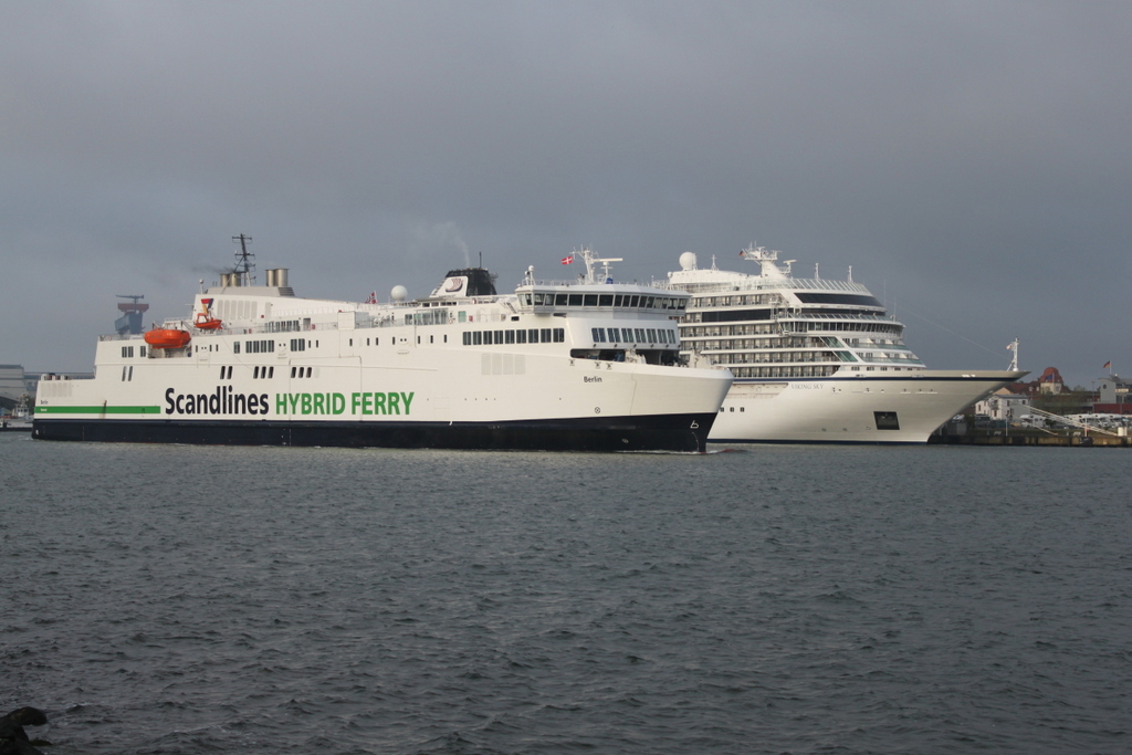 Die Scandlines Hybrid Ferry Berlin auf dem Weg von Rostock-berseehafen nach Gedser beim Auslaufen in Warnemnde am Morgen des 26.05.2017 neben an lag die Viking Sky.