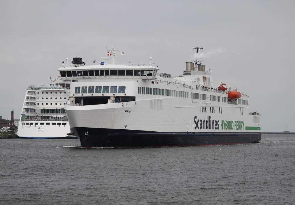 die Scandlines Hybrid Ferry  Berlin auf ihrem Seeweg von Gedser nach Rostock-berseehafen beim Einlaufen in Warnemnde.08.07.2017
