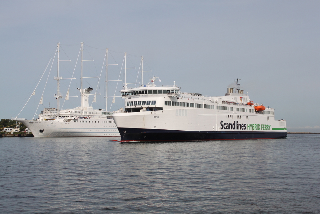 die Scandlines Hybrid Ferry Berlin auf ihrem Seeweg von Gedser nach Rostock-berseehafen beim Einlaufen in Warnemnde am 26.08.2017 neben an lag die Wind Surf.