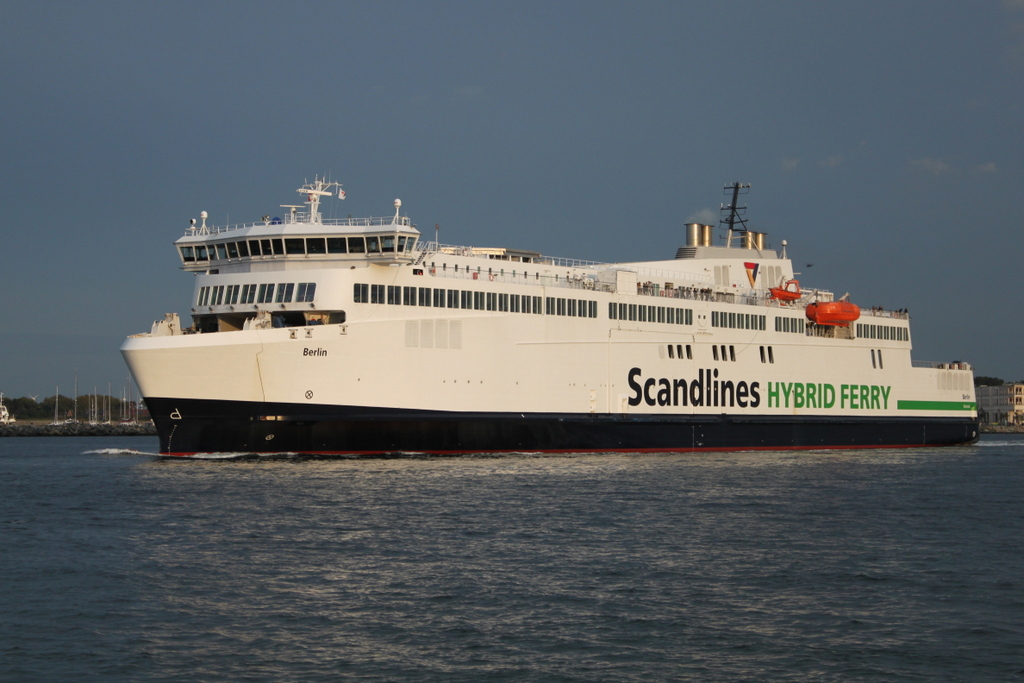 die Scandlines Hybrid Ferry Berlin auf ihrem Seeweg von Rostock-berseehafen nach Gedser beim Auslaufen am Abend des 01.09.2017 in Warnemnde.