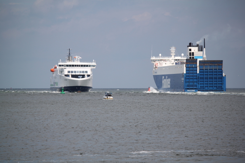 Die Scandlines Hybrid Ferry Copenhagen auf Ihrem Weg von Gedser nach Rostock-berseehafen beim Einlaufen in Warnemnde,neben an ging es fr die Finnlines Fhre Finnbreeze nach Aarhus(Dnemark).25.06.2017