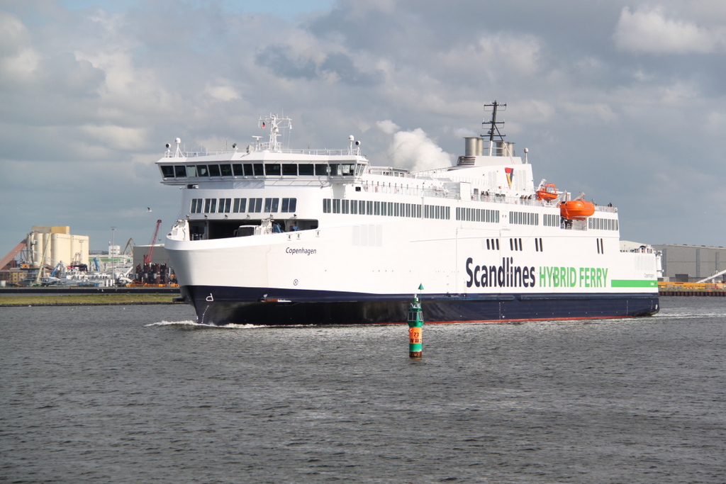 Die Scandlines Hybrid Ferry Copenhagen auf dem Weg von Rostock-berseehafen nach Gedser beim Auslaufen an Nachmittag des 04.07.2017 im Rostocker Seekanal.