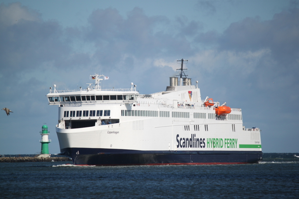 die Scandlines Hybrid Ferry Copenhagen auf ihrem Weg von Gedser nach Rostock-berseehafen beim Einlaufen in Warnemnde am 06.08.2017 gegen 10:03 Uhr zu diesem Zeitpunkt war Sie mit 2 Stunden Versptung unterwegs.