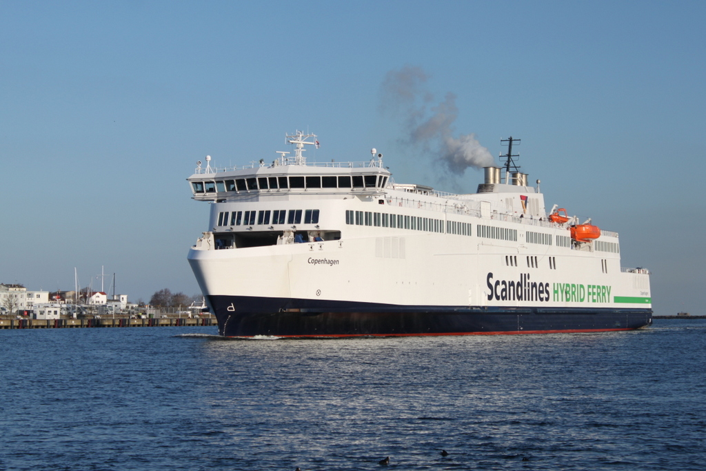 Die Scandlines Hybrid Ferry Copenhagen auf ihrem Weg von Gedser nach Rostock-Überseehafen beim Einlaufen  gegen 08:28 Uhr in Warnemünde am 30.03.2018 wie es nach dem Verkauf der Reederei Scandlines weiter geht ist fraglich.