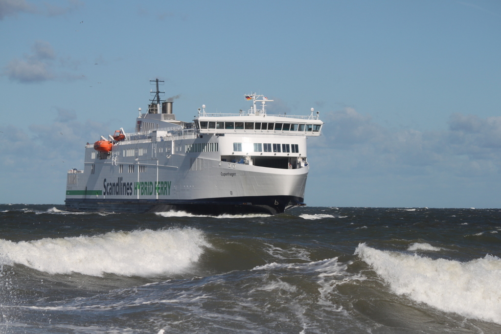 Die Scandlines Hybrid Ferry Copenhagen  auf ihrem Seeweg von Gedser nach Rostock-Überseehafen beim Einlaufen in Warnemünde.03.10.2018