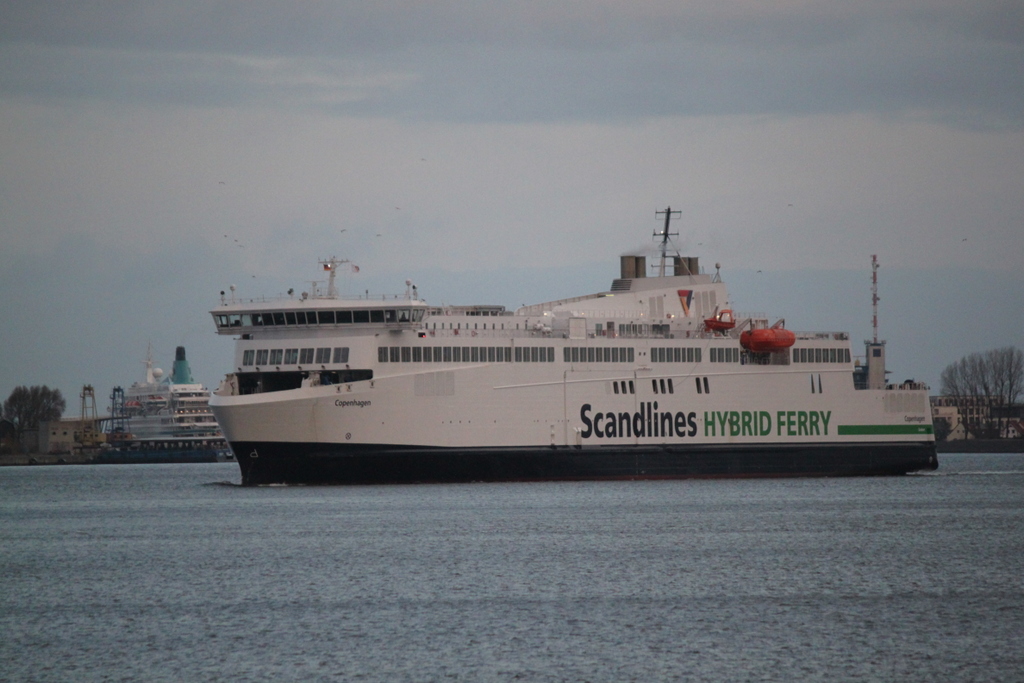 Die Scandlines Hybrid Ferry Copenhagen auf ihrem Seeweg von Gedser nach Rostock-Überseehafen beim Einlaufen im Rostocker Überseehafen.09.12.2018