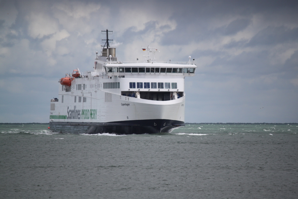 Die Scandlines Hybrid Ferry Copenhagen auf ihrem Seeweg von Gedser nach Rostock-Überseehafen beim Einlaufen in Warenmünde.04.05.2019
