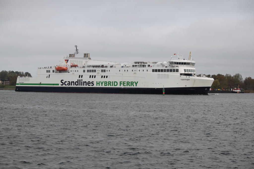 Die Scandlines Hybrid Ferry Copenhagen auf ihrem Seeweg von Gedser nach Rostock kurz vor der Ankunft im Rostocker Überseehafen.13.10.2019