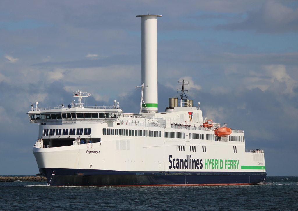 Die Scandlines Hybrid Ferry Copenhagen auf ihrem Seeweg von Gedser nach Rostock-Überseehafen beim Einlaufen in Warnemünde.12.07.2020