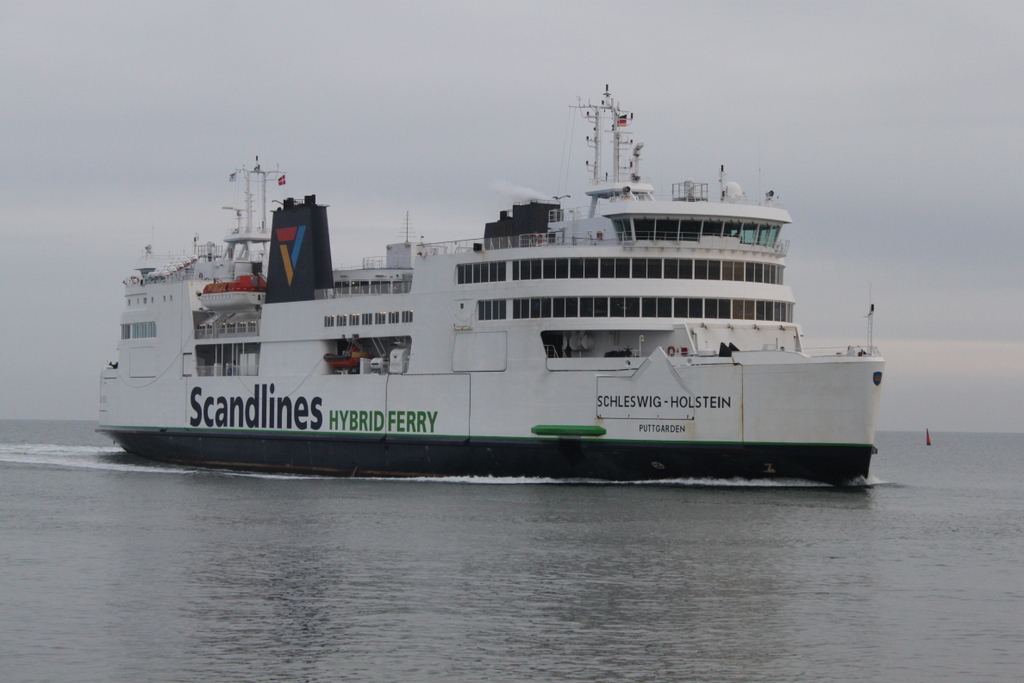 Die Scandlines Hybrid Ferry Schleswig Holstein auf dem Weg von Rødby nach Puttgarden beim Einlaufen in Puttgarden am 14.12.2015