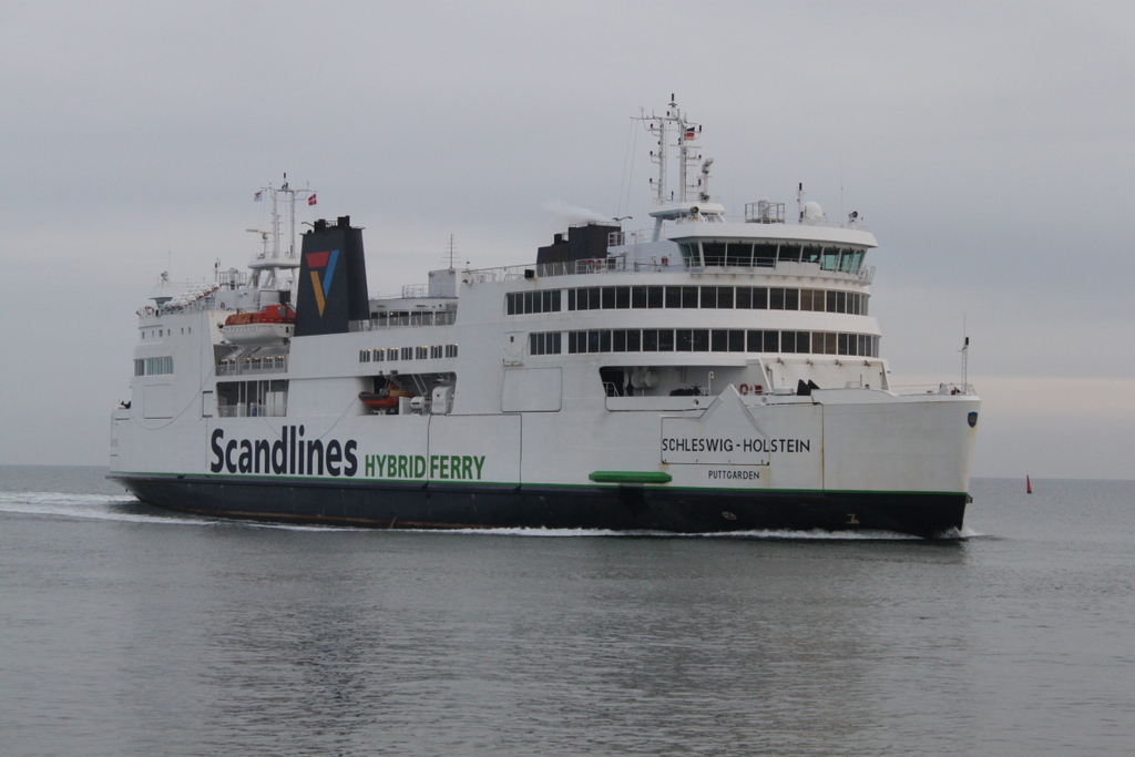 Die Scandlines Hybrid Ferry Schleswig Holstein auf dem Weg von Rdby nach Puttgarden beim Einlaufen in Puttgarden am 14.12.2015