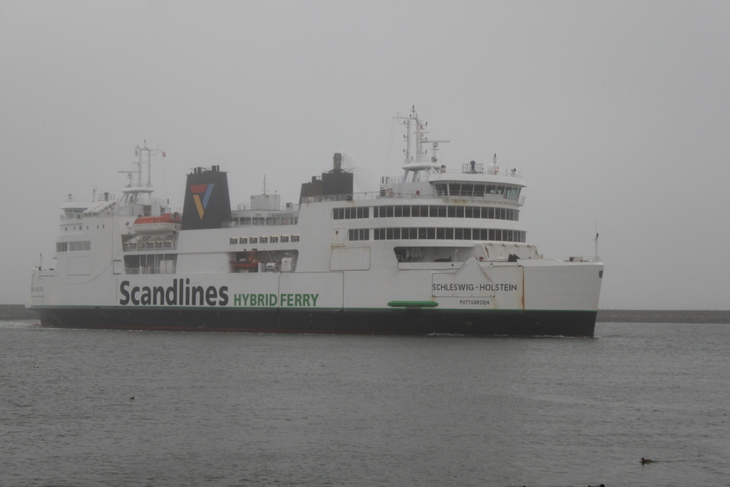 Die Scandlines Hybrid Ferry Schleswig-Holstein auf ihrem Seeweg von Rødby nach Puttgarden beim Einlaufen am Morgen des 27.12.2018 gegen 10:31 Uhr in Puttgarden.