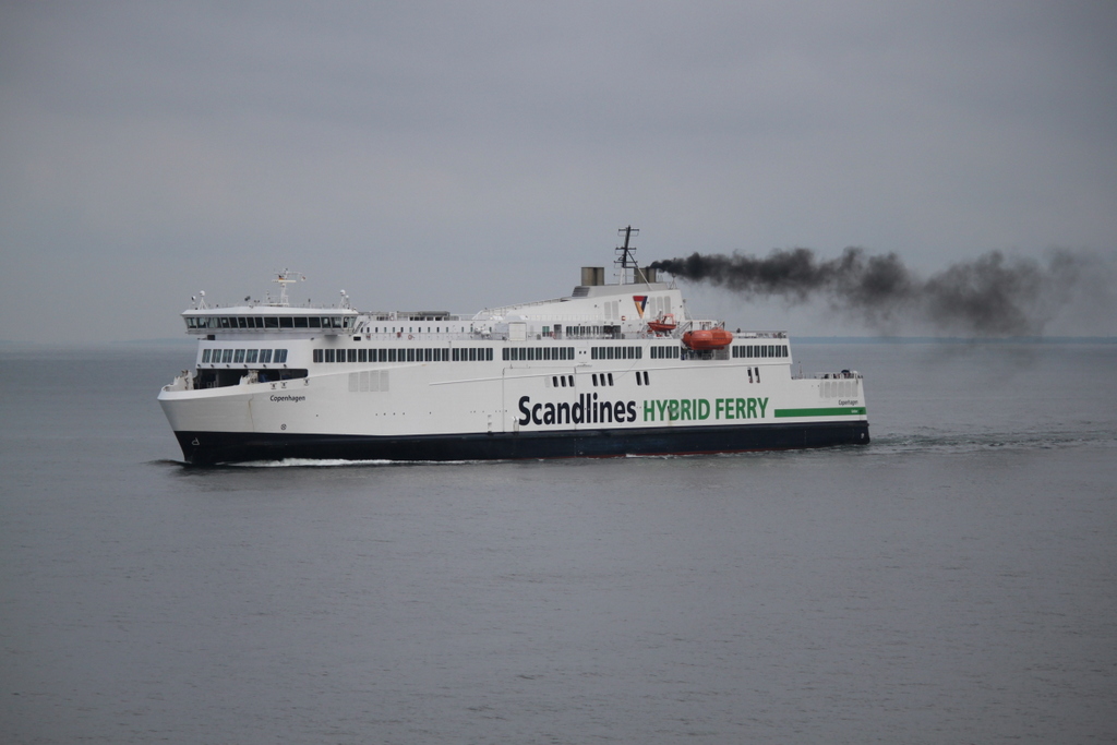 Die Scandlines Hybridd Ferry Copenhagen auf ihrem Seeweg von Gedser nach Rostock am Morgen des 01.08.2019 um 07.29 Uhr hinter Gedser.