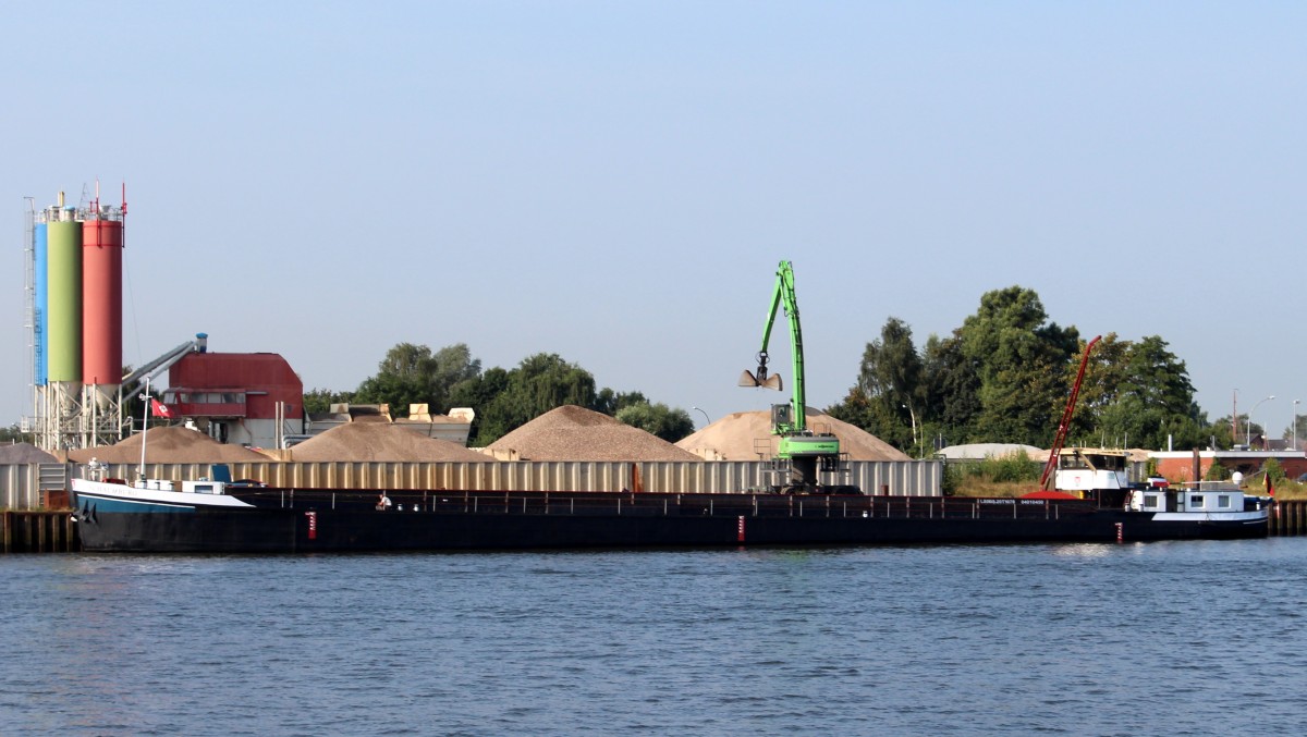 Die Schaumburg am 15.08.2013 auf der Weser vor Bremen.