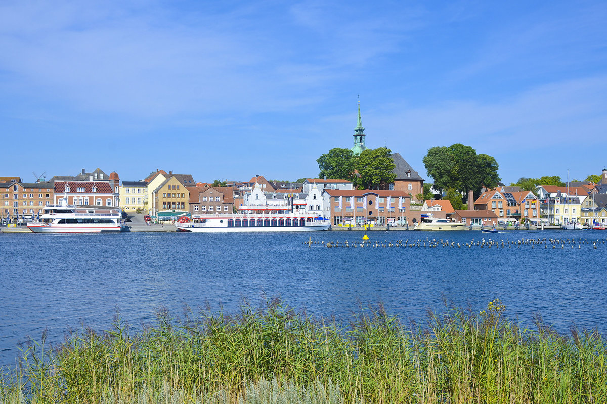 Die Schauseite Kappelns: Der Hafen an der Schlei. Om Vordergrund ist der Heringszaun zu sehen. Der Zaun aus dem 15. Jahrhundert ist eine Art sehr großer Reuse und letzter Zeuge einer früher in Europa verbreiteten Fischfangmethode.
Aufnahme: 12. August 2020.