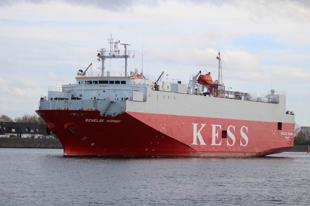 Die Schelde Highway auf ihrem Seeweg von Rostock nach Södertälje beim Auslaufen am 24.02.2024 in Warnemünde.