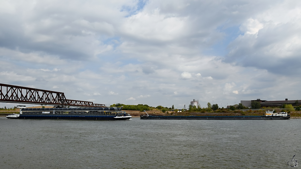 Die Schiffe FUERTE (ENI: 02326034) und DIVA-ROMY (ENI: 02330161) waren Ende August 2022 in Duisburg zu sehen.