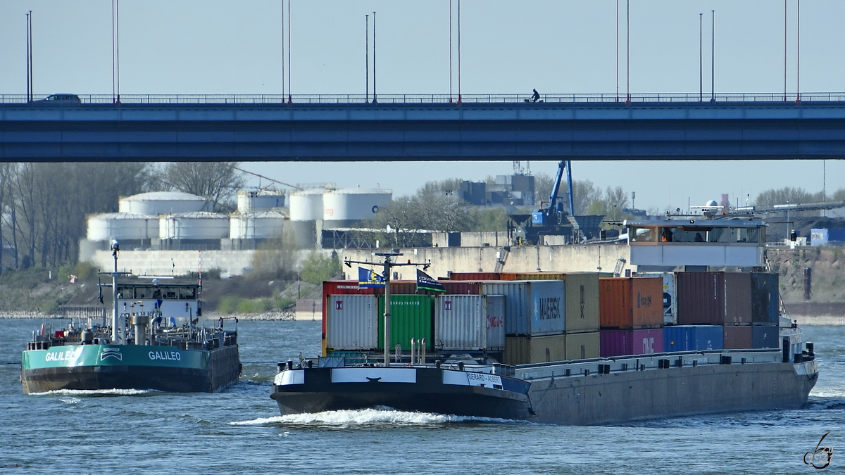 Die Schiffe GERARD ALBERT (ENI: 02324792) und GALILEO (ENI: 02323495) sind hier Mitte April 2021 auf dem Rhein bei Duisburg unterwegs.