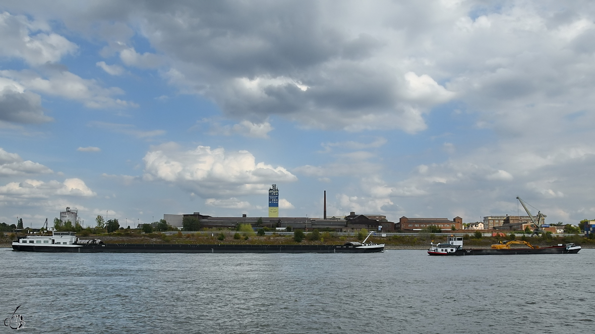 Die Schiffe VIVADERO-R (ENI: 02332408) und CHRISTINE (ENI: 04200930) waren Ende August 2022  auf dem Rhein bei Duisburg anzutreffen.