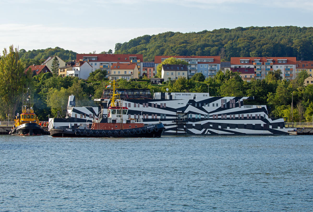 Die Schlepper Rade (IMO 9307504) und Bugsier 17 (IMO 9036234) mit dem Hotelschiff  SANS VITESSE im Sassnitzer Hafen. - 31.08.2020