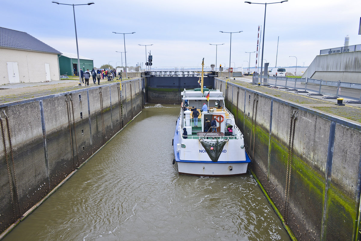 Die Schleusse am Eidersperrwerk. Hauptzweck dieses größten deutschen Küstenschutzbauwerkes ist der Schutz vor Sturmfluten der Nordsee. Aufnahme: 20. Oktober 2020.