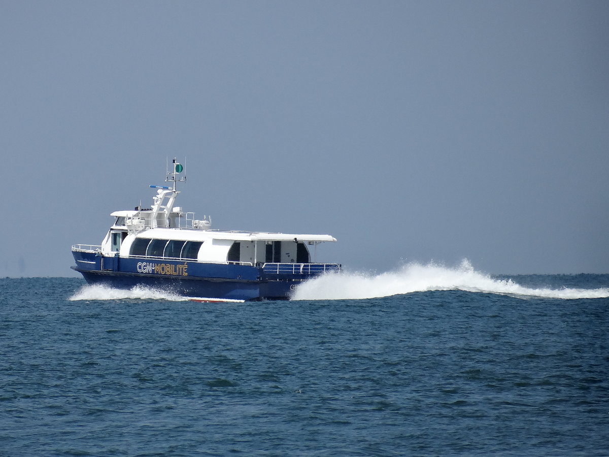 Die Schnellboot   GENEVE  (Baujahr 2007) mit  Hydrojet  fahrt aus Lausanne-Ouchy, 15/06/2018