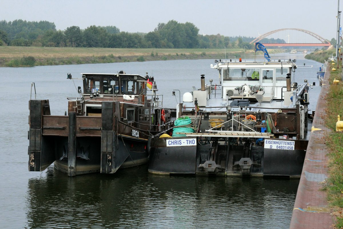 Die Schubboote Orca (04401820 , 26,98 x 5,55m) und Chris-Tho (04031450 , 23,65 x 8,20m) lagen am 23.08.2018 im Unteren Vorhafen des Schiffshebewerkes Scharnebeck / Elbe-Seitenkanal.