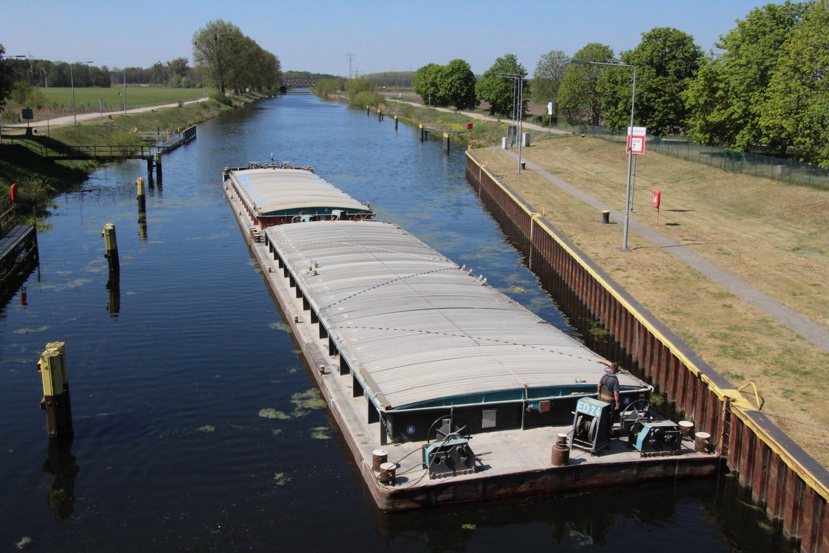 Die Schubleichter ED22 (05112590) & ED24 (05604610) am 27.04.2020 im Unterwasser der Schleuse Schönwalde / Havelkanal. Die Leichter mußten separat geschleust werden da der gesamte Verband nicht in die Kammer passt. 