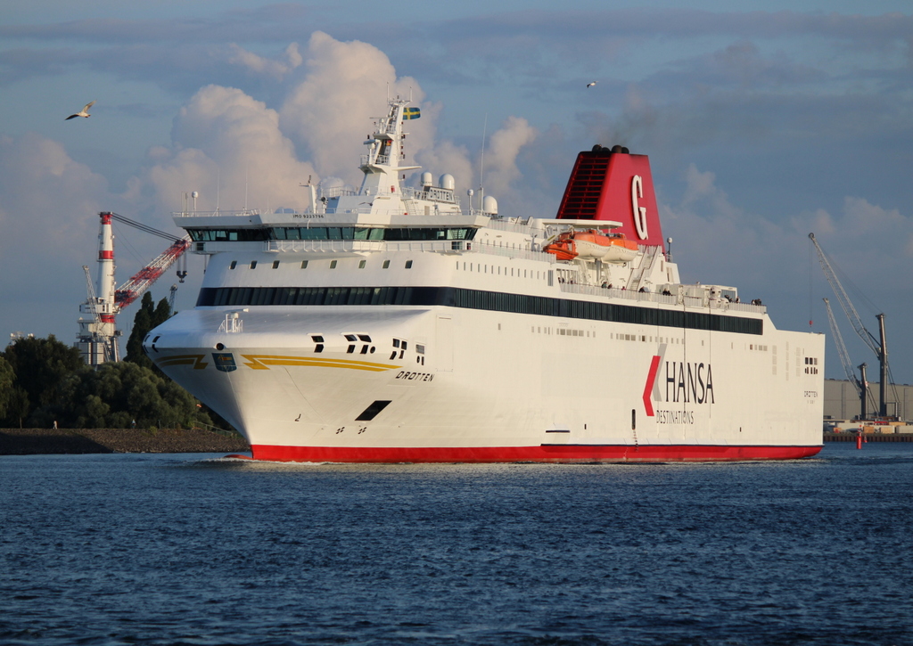 Die Schweden Fähre DROTTEN auf ihrem Seeweg von Rostock nach Nynäshamn beim Auslaufen am Abend des 04.09.2021 in Warnemünde.
