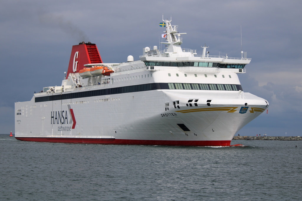 Die Schweden Fähre DROTTEN auf ihrem Seeweg von Nynäshamn nach Rostock beim Einlaufen am Mittag des 18.09.2021 in Warnemünde.