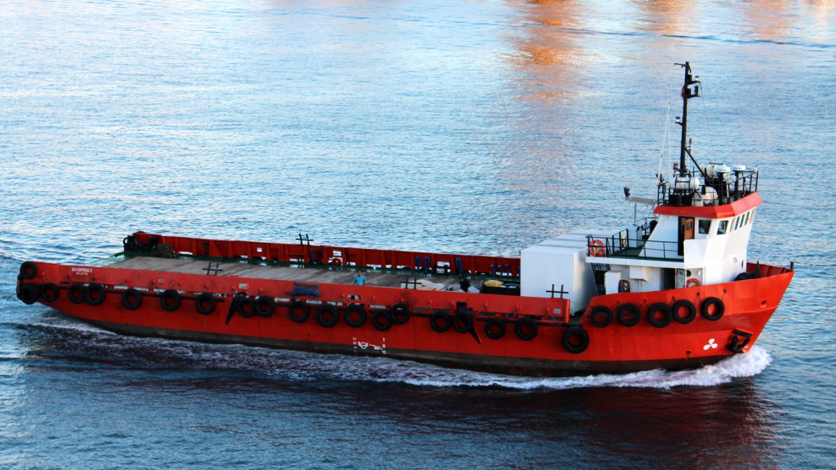 Die Sea Express III am 23.10.2013 im Hafen von Valletta. Sie ist 33m lang und 10m breit.