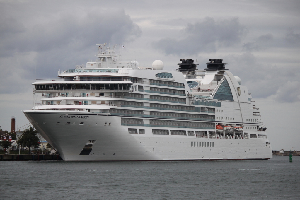 Die Seabourn Ovation der Reederei Seabourn Cruise Line lag auf ihrem Seeweg von Helsingör nach Travemünde in Warnemünde.06.09.2019