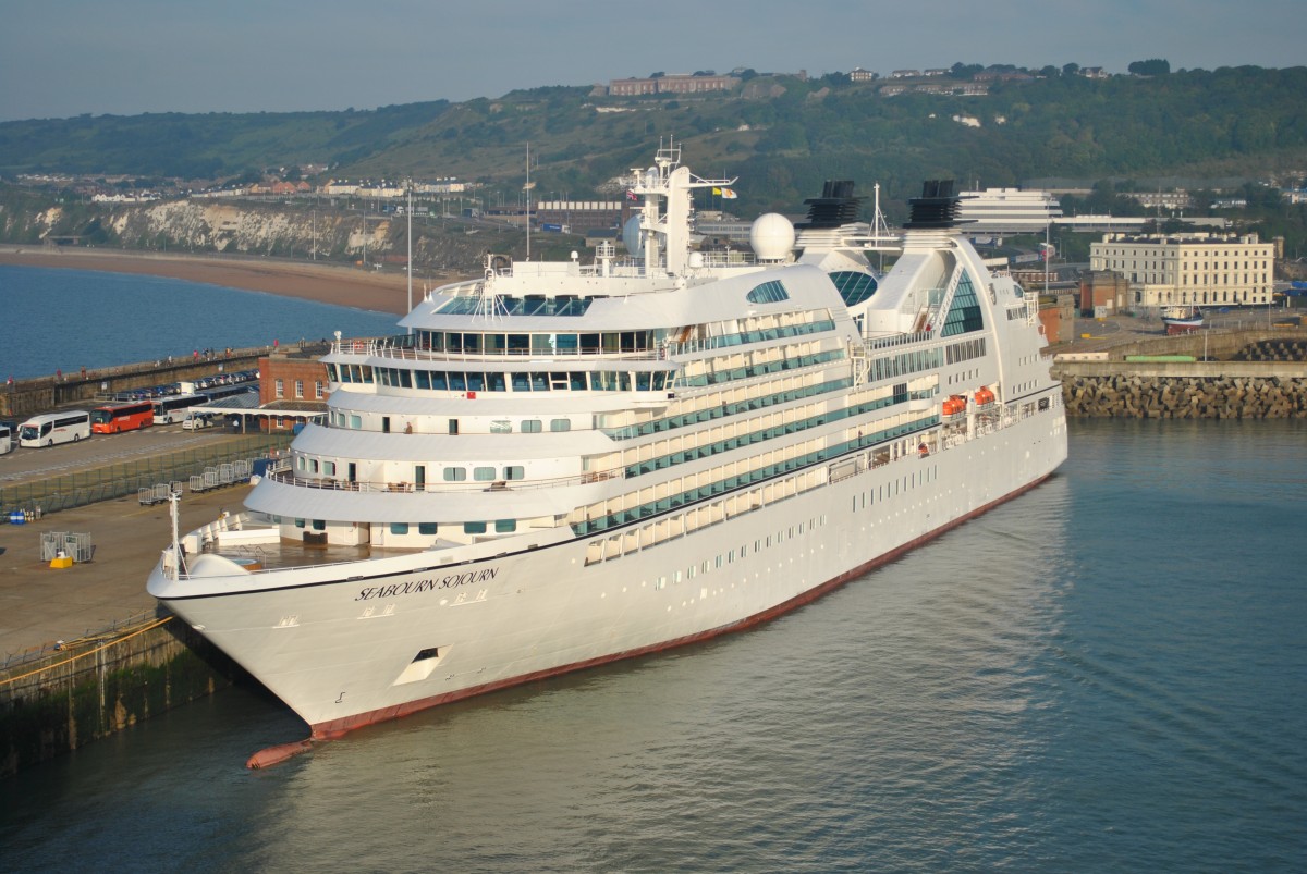 Die SEABOURN SOJOURN ist ein Kreuzfahrtschiff und fährt unter der Flagge von The Bahamas (IMO: 9417098, MMSI: 311027100). im Hafen von Dover am 03.09.2011 