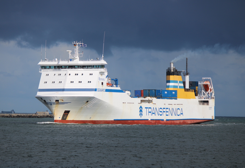Die SEAGARD auf ihrem Seeweg von Kotka nach Lübeck-Travemünde via Rostock beim Einlaufen am 12.07.2020 in Warnemünde um 09.49 Uhr
