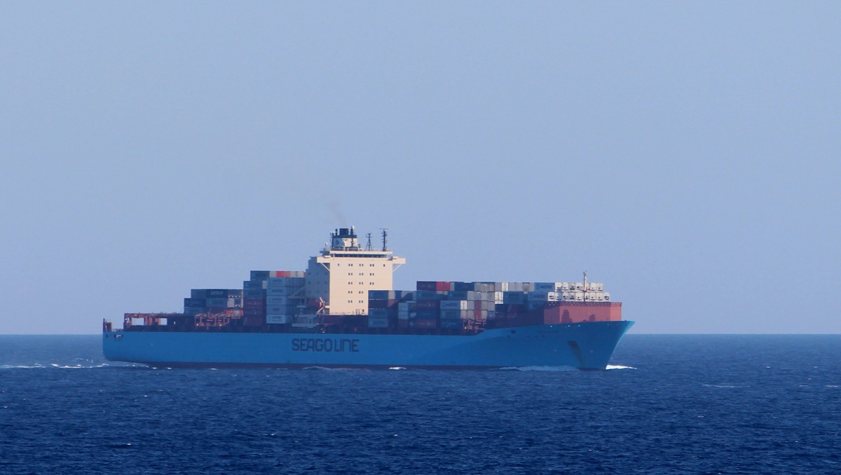 Die Seago Piraeus am 22.10.2013 vor Malta. Sie ist 294m lang und 32m breit.