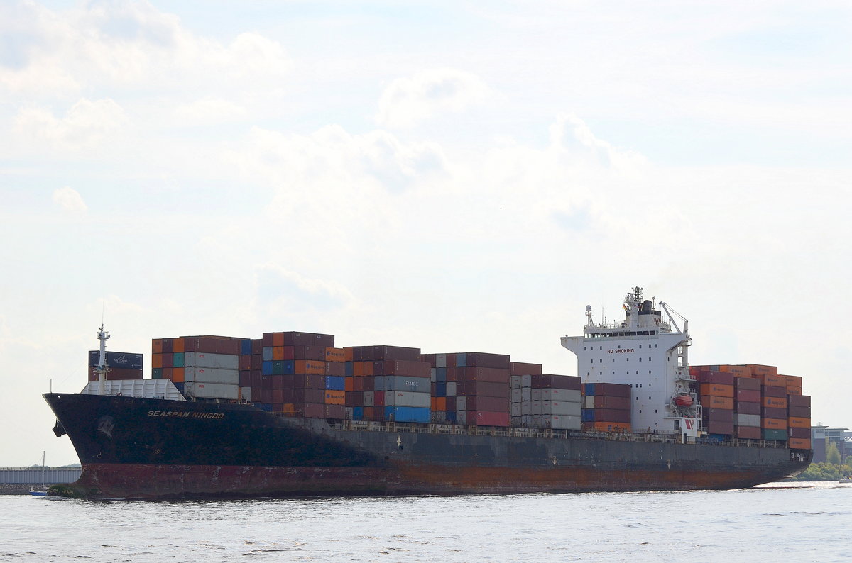 Die Seaspan Ningbo IMO-Nummer:9227015 Flagge:Hong Kong Länge:260.0m Breite:32.0m Baujahr:2002 Bauwerft:Samsung Heavy Industries,Geoje Südkorea einlaufend nach Hamburg vor Teufelsbrück am 14.05.17