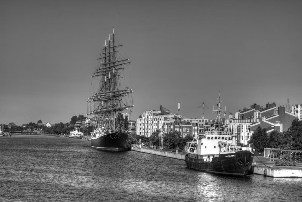 Die SEDOV, das derzeit größte Segelschiff der Welt, eine Viermast Bark, lag am 30.08.2016 in Nachbarschaft zu dem Museumsschiff KAPITÄN Meyer am Bontekai in Wilhelmshaven. Das Schiff fährt unter russischer Flagge und ist eine Reparationsleistung nach dem zweiten Weltkrieg an die damalige Sowjetunion. Heute dienst es der russischen Marine als Segel Schulschiff. Der Besuch in Wilhelmshaven endete noch am Tag der Foto Aufnahme.