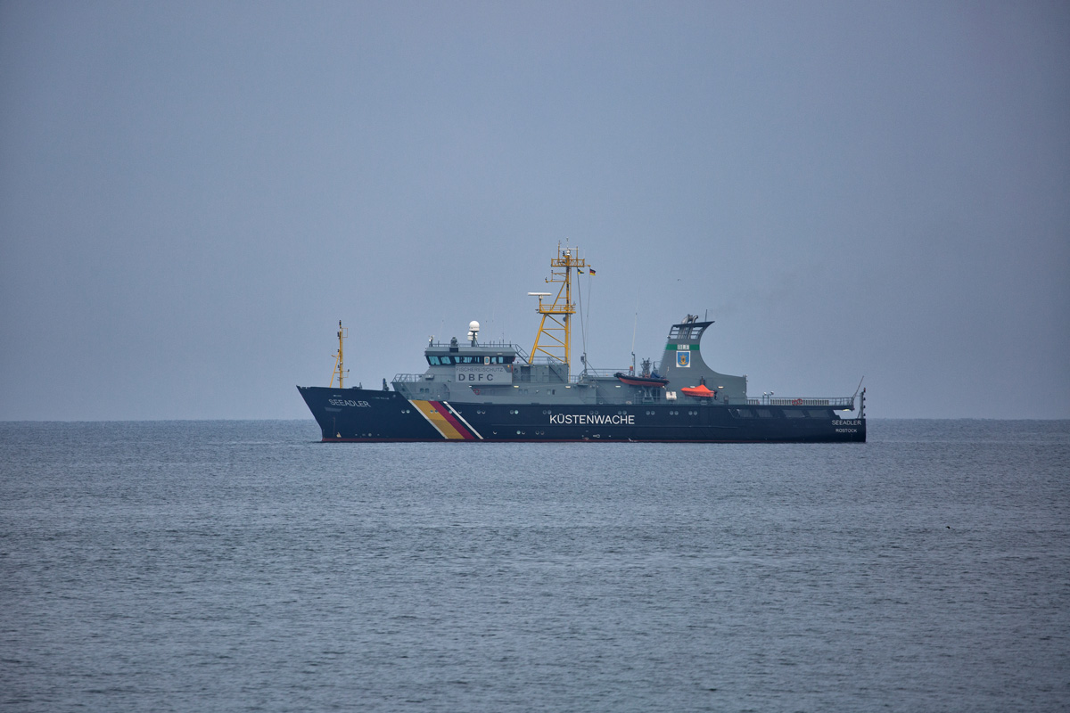 Die SEEADLER (IMO 9191541) des Fischereischutzes ankert bei diesigem Wetter vor dem Ostseebad Binz. - 06.11.2016